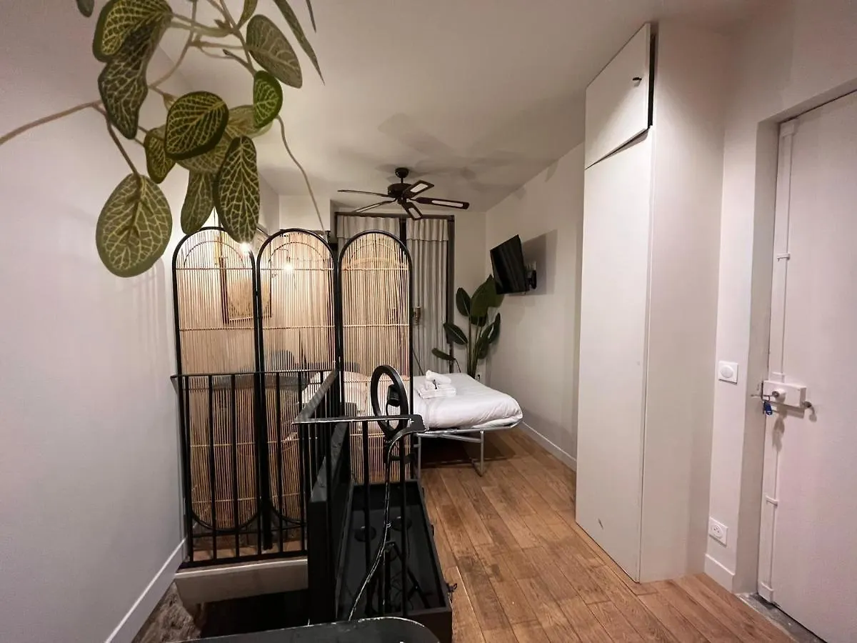 Sejour Romantique Avec Bain A Remous A Paris 9 -P6 0*,  France