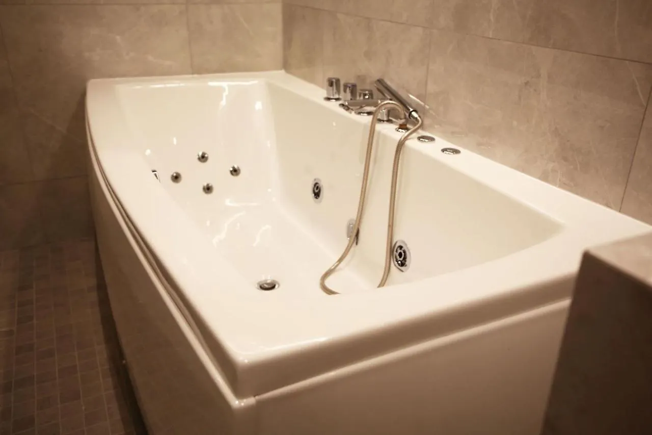 Apartment Sejour Romantique Avec Bain A Remous A Paris 9 -P6 France