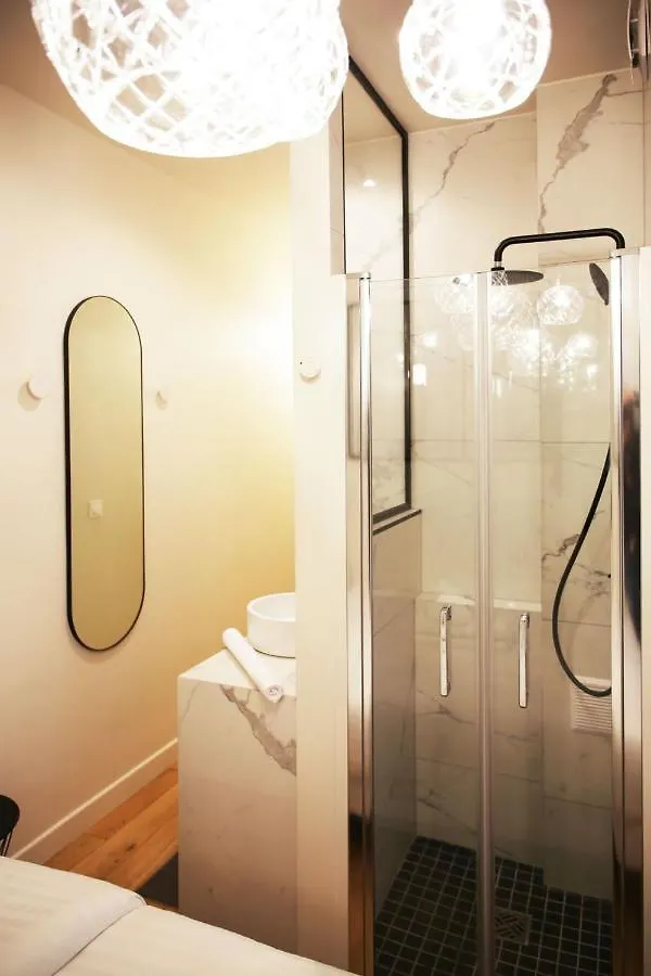 Sejour Romantique Avec Bain A Remous A Paris 9 -P6 0*,  France